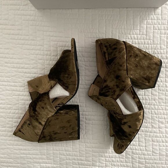 New in box - Cabi Interlock Block crushed velvet heel size 7 - Picture 5 of 8